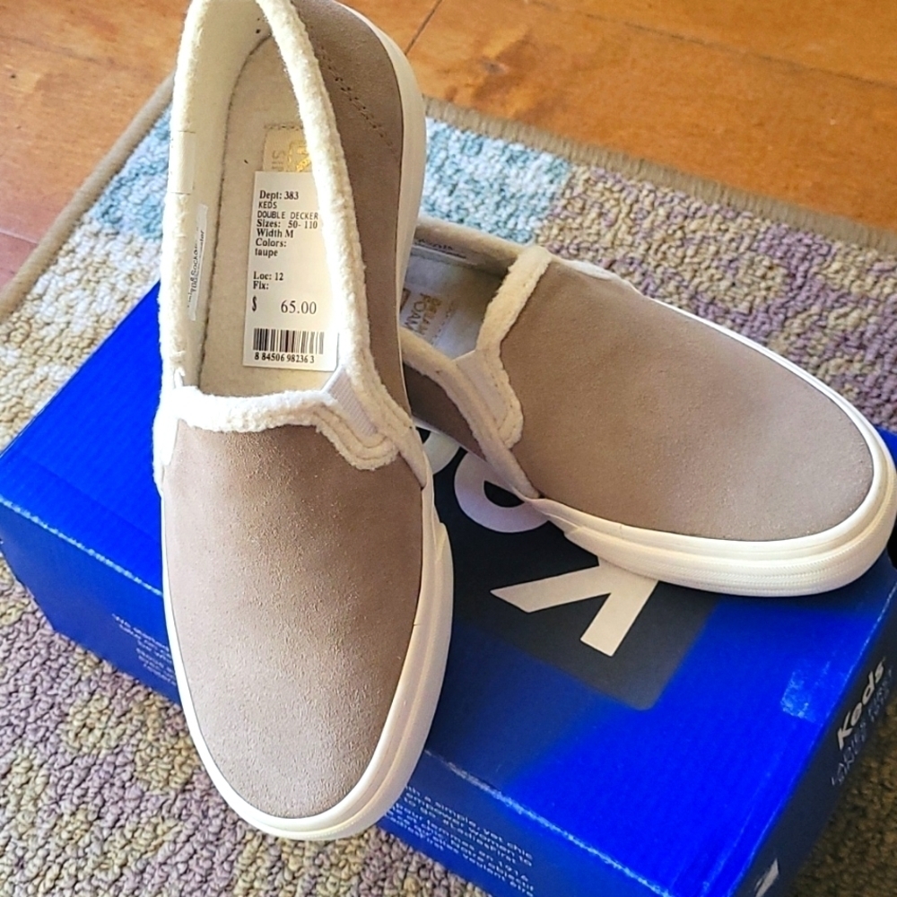 Keds Slip on Sneaker with faux shearling foot bed. Size 5.5